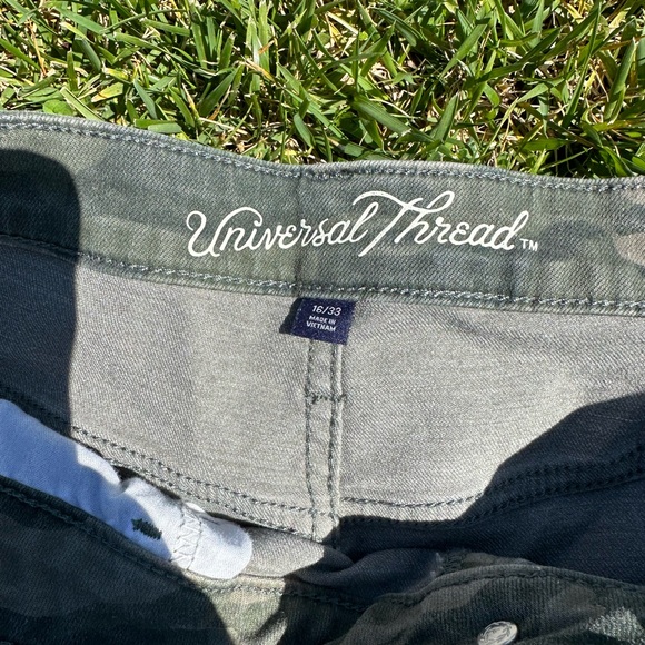 Universal Threads camo cut off denim shorts‎ - Picture 3 of 3
